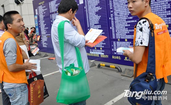 中國糖酒網(wǎng)宣傳團(tuán)隊(duì)正在為參展觀眾解答問題