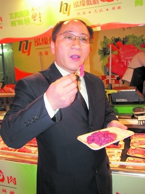 總經理為推銷產品當眾吃生豬肉(圖)