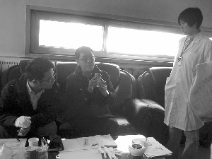 可口可樂(中國)公司一高管正在檢查當事雪碧罐體。昨日,中國包裝科研檢測中心內,多方人員參與驗罐。 可口可樂(中國)公司一高管正在檢查當事雪碧罐體。昨日,中國包裝科研檢測中心內,多方人員參與驗罐。