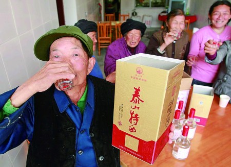 77歲羌族老漢喝上泰山特曲