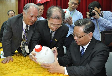 黃小晶為金門酒甕題字