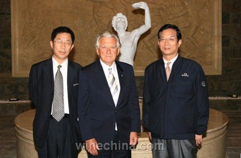 王朝公司董事長白智生、總經(jīng)理高峰與霍克先生合影