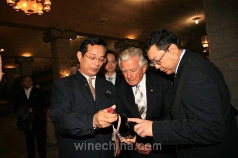 王朝公司董事長白智生向霍克先生介紹王朝產(chǎn)品