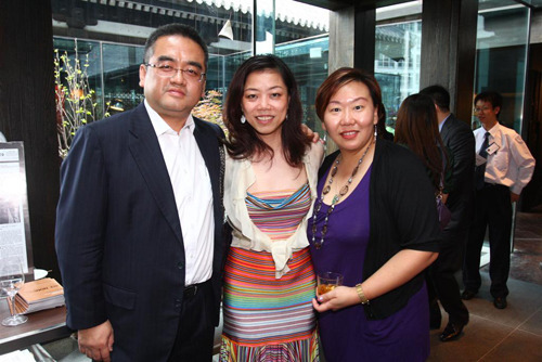 ASC精品酒業(yè)銷售副總裁王俊先生(左)、北方區(qū)總經(jīng)理禤戎女士(中)與葡萄酒愛好者合影留念 ASC精品酒業(yè)銷售副總裁王俊先生(左)、北方區(qū)總經(jīng)理禤戎女士(中)與葡萄酒愛好者合影留念