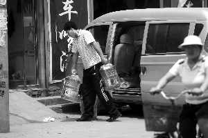 小作坊制售假桶裝水 '娃哈哈'