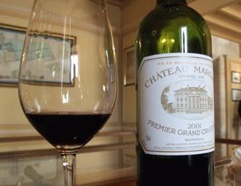 波爾多酒莊產(chǎn)的紅葡萄酒    新浪尚品配圖