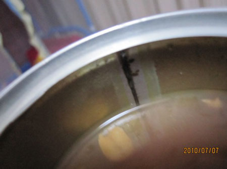 娃哈哈八寶粥被指內壁生銹