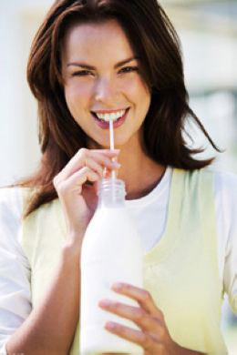 當心!這樣喝牛奶毀容又傷身