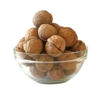 適量吃核桃和魚能降低心臟病風險