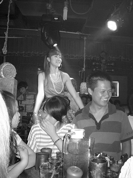 做的是“聚會生意” QQ聚會群主說不是酒托