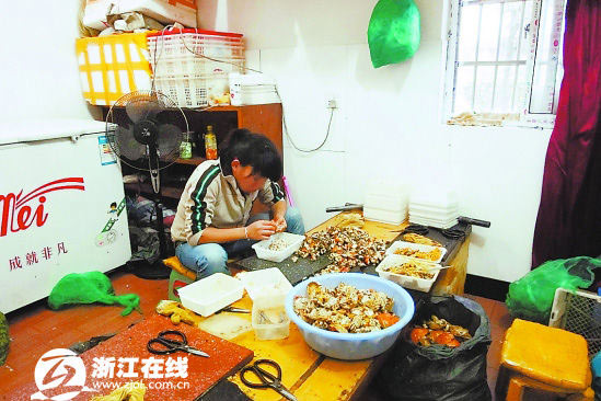 杭州地下作坊將死蟹制成蟹肉蟹黃(圖)