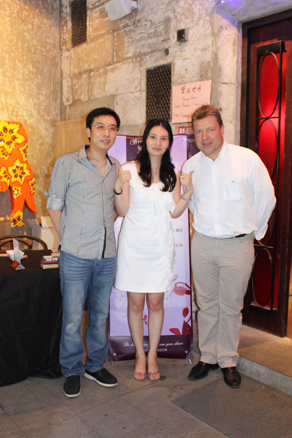 與法國莊主合影