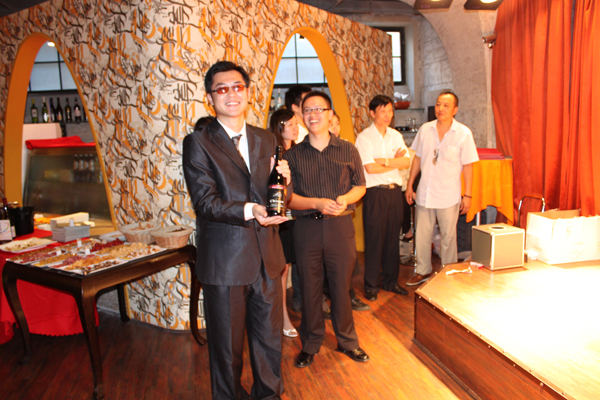 名酒評鑒沙龍現(xiàn)場客戶互動