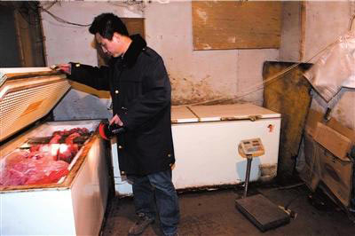 黑窩點低價買死豬批發上市 多部門聯手查抄(圖)