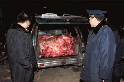 黑窩點低價買死豬批發上市 多部門聯手查抄(圖)