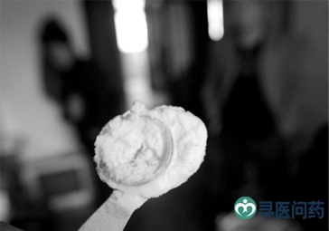 市民疑從雪糕里吃出避孕套