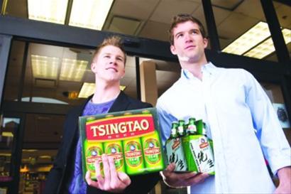 在踏出國門，讓世界品嘗中國味道的同時，青島啤酒以穩健增長再次成企業發展的標桿與典范。