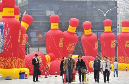 成都市新會展中心，糖酒會場外彩旗招展。華西都市報記者吳小川攝