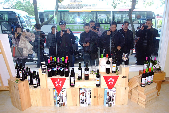 2013煙臺張裕先鋒國際酒業(yè)全國經(jīng)銷商會議在穗隆重舉行