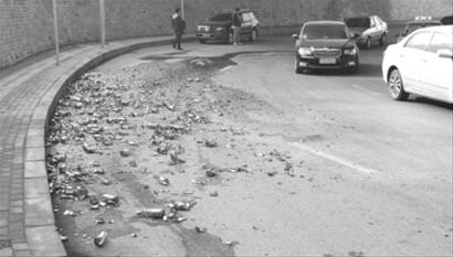 啤酒瓶摔落現(xiàn)場。攝影記者樸峰見習攝影記者趙治涵