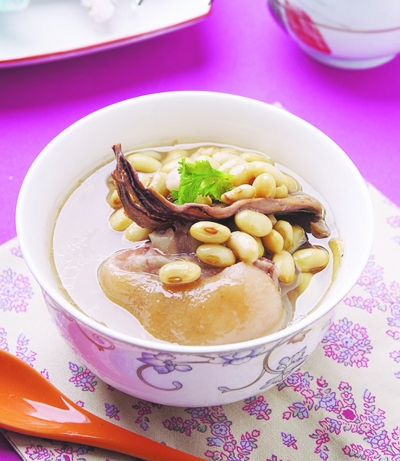 墨魚(yú)黃豆燉豬蹄