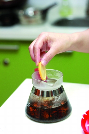 等水果茶涼到不燙手的溫度，加入蜂蜜攪勻即可飲用。