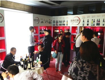 品尚紅酒華麗亮劍成都糖酒會(huì)