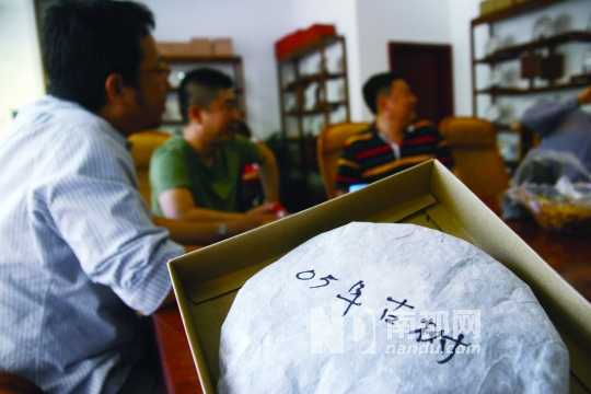 聚在一起試茶是茶客們到云南的一個重要節目。