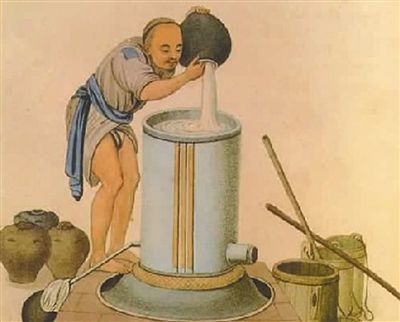 某白酒生產廠存酒車間內，工人正在檢查酒缸密封情況。新京報記者