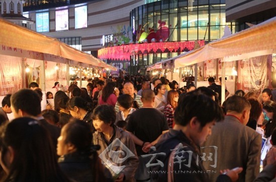 天黑后市民逛泰國特產的興致仍然很高