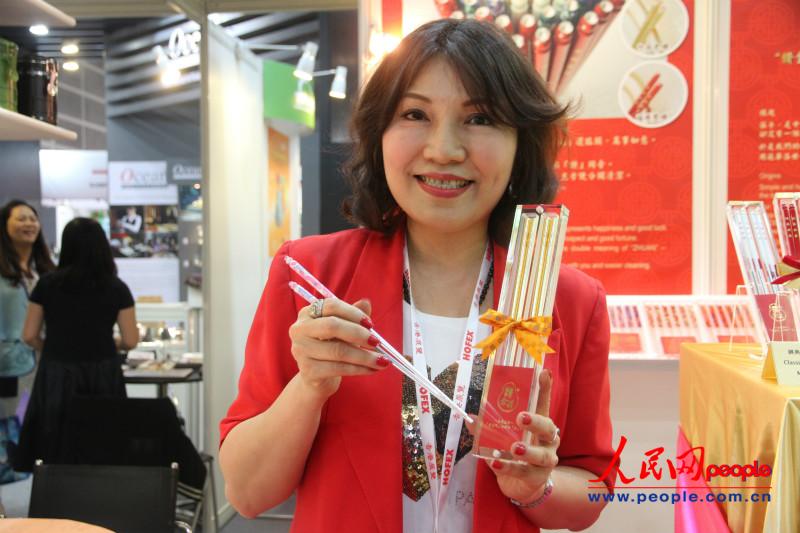 臺灣參展商展示來自臺灣高雄的“蜜寶”火龍果