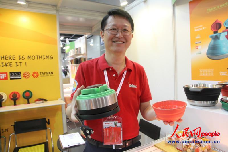 臺灣參展商展示來自臺灣高雄的“蜜寶”火龍果