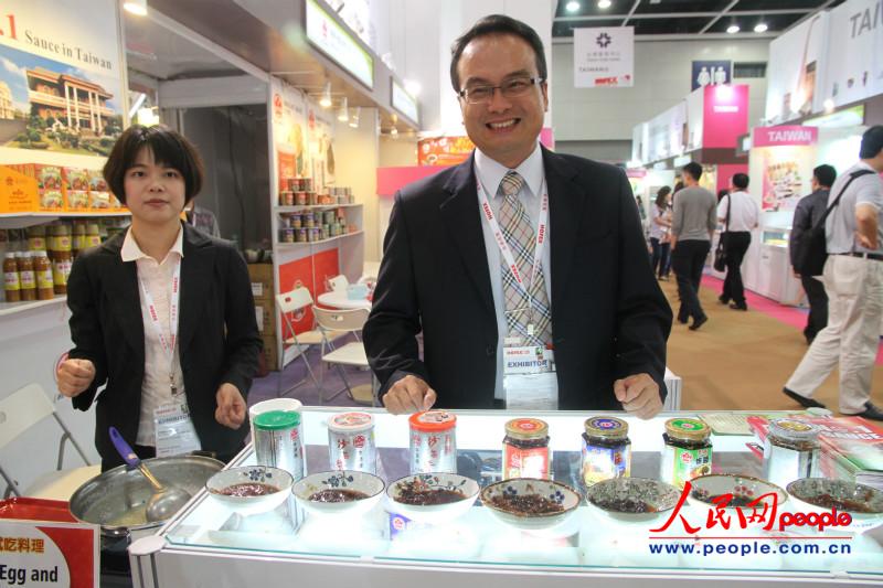 臺灣參展商展示來自臺灣高雄的“蜜寶”火龍果