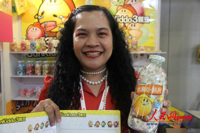 臺灣參展商展示來自臺灣高雄的“蜜寶”火龍果