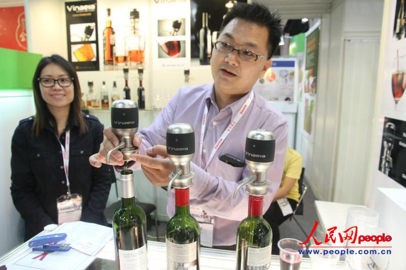 臺灣參展商展示來自臺灣高雄的“蜜寶”火龍果