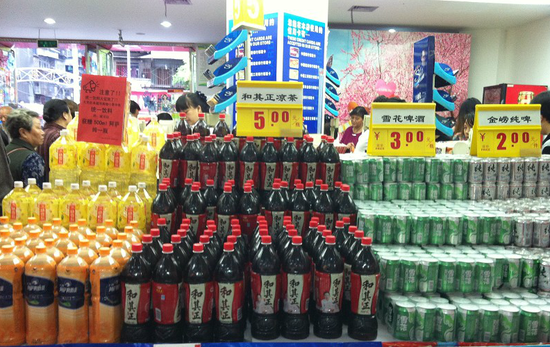 宜昌城區多家超市展開飲品促銷戰 比價格拼容量