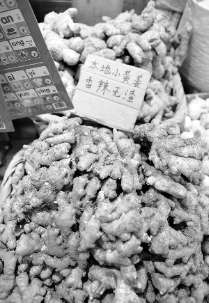 5月14日,記者走訪了位于新港路及赤崗路的兩個菜市場,根據檔主自述,目前市場上已沒山東姜,本地小黃姜很受歡迎。