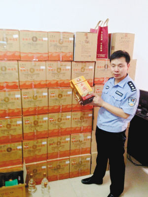 昨日上午,辦案民警在介紹辨別假“西鳳6年”的一些常識