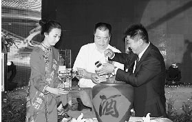 省酒協總工程師趙書民中與東坡酒業董事長史海軍右共同為品鑒酒開壇