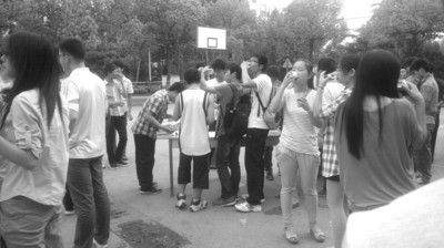 師生自釀啤酒舉辦校園啤酒節(圖)