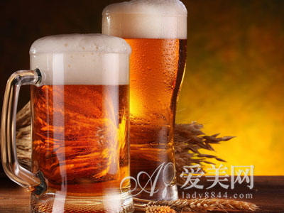  夏日喝啤酒悠著點兒 小心