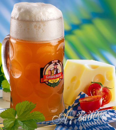  夏日喝啤酒悠著點兒 小心