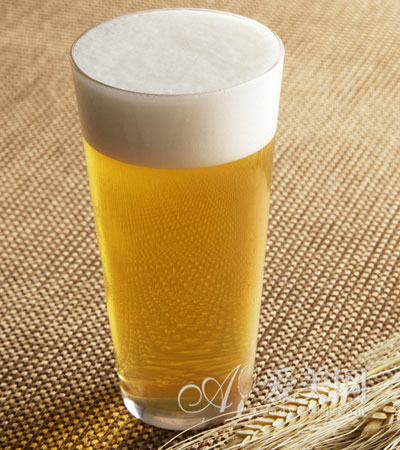  夏日喝啤酒悠著點兒 小心