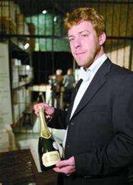 葡萄酒專家正在展示一瓶1985年份的酒