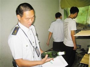 換上標簽和瓶蓋低檔啤酒變“青島”