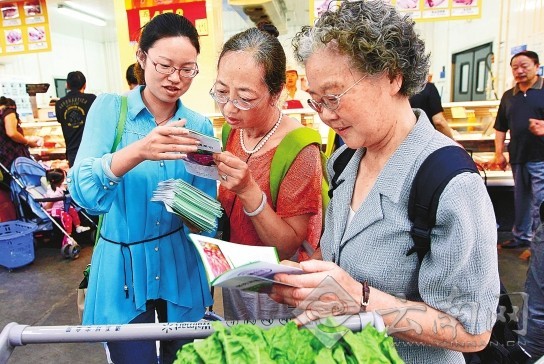 23日,省科協、省科技館主辦的食品安全科普宣傳集中展示活動,受到了昆明市民的歡迎。