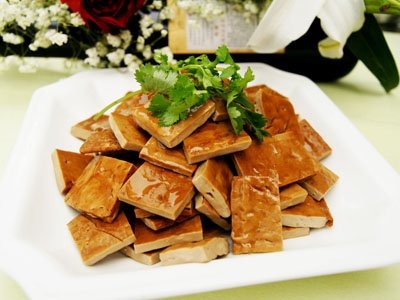 散裝鹵味是要當天吃完，不可隔夜的。從食品安全角度講，這是不衛生的，可能的話最好不要吃隔夜糟貨。食品專家提醒，即使放在冰箱里的食物，也并非絕對“保險”。冰箱里易孳生霉菌，還有嗜冷菌等。