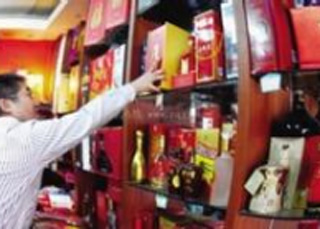 去年，三姐接手Q白酒品牌，做A城市的總代理。開始，廠家派業務員來幫她做市場，卻一直沒打開局面，推廣了幾個月才開發了十多家便利店，也做了幾場小型的現場熱賣。