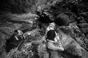 余姚梨洲街道章雅山村,十多天沒有下雨,村民日用水只能靠村中這條小溪了記者 高遠 攝