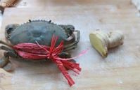 姜絲黃酒蒸青蟹的做法圖解1